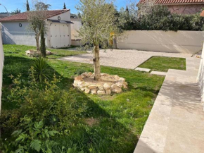 Bas de villa avec jardin